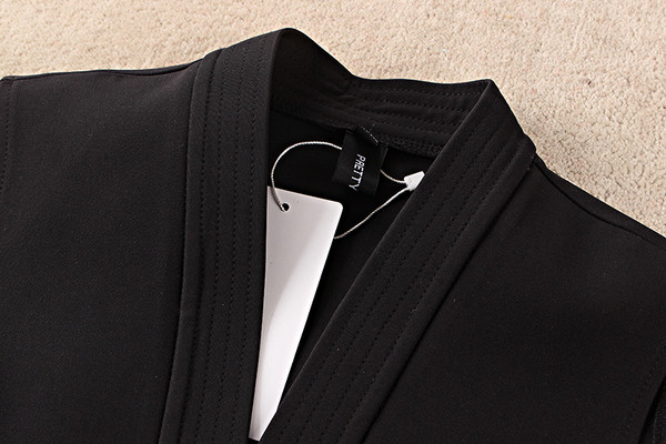 Szigorúan elegáns fekete felső vékony övvel