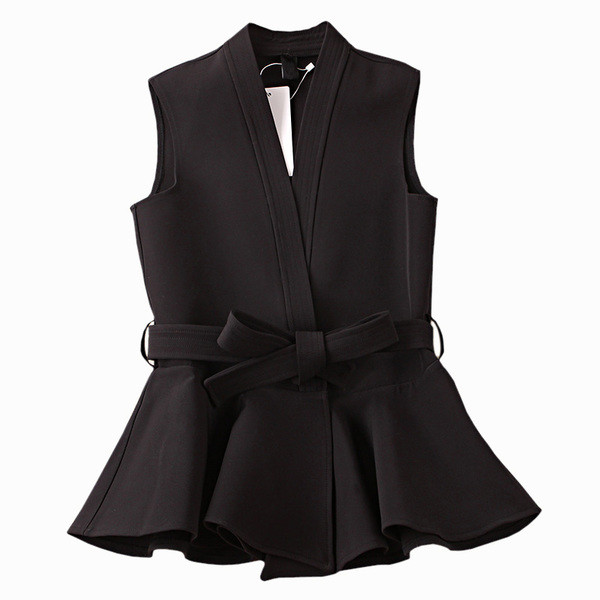 Szigorúan elegáns fekete felső vékony övvel