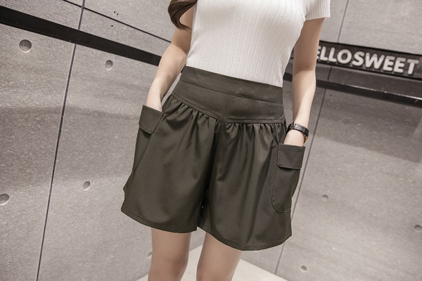 Női rövidnadrág széles modell magas derékkal és zsebekkel