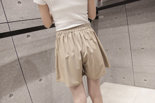 Női rövidnadrág széles modell magas derékkal és zsebekkel