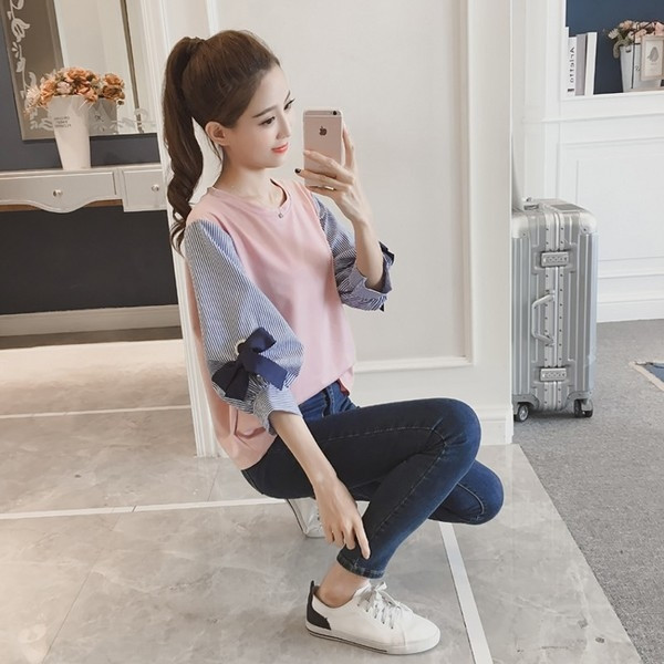 Női kivágott blúz széles ujjakkal, szatén szalagokkal / nyakkendőkkel