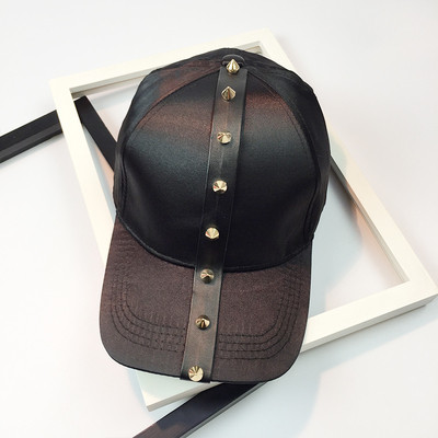 Modern női sapka napellenzővel, fém díszszegecsekkel több színben