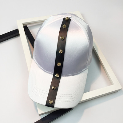 Modern női sapka napellenzővel, fém díszszegecsekkel több színben