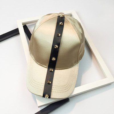 Modern női sapka napellenzővel, fém díszszegecsekkel több színben