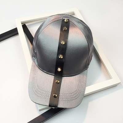 Modern női sapka napellenzővel, fém díszszegecsekkel több színben