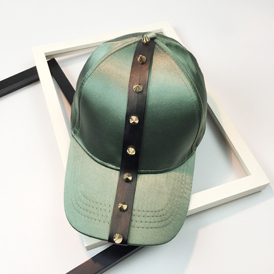 Modern női sapka napellenzővel, fém díszszegecsekkel több színben