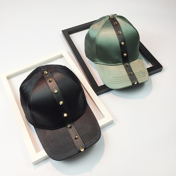 Modern női sapka napellenzővel, fém díszszegecsekkel több színben