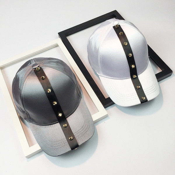 Modern női sapka napellenzővel, fém díszszegecsekkel több színben