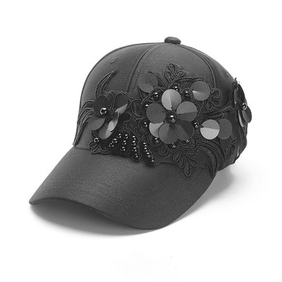 Κομψό καπέλο με πούλιες και κεντήματα σε δύο χρώματα