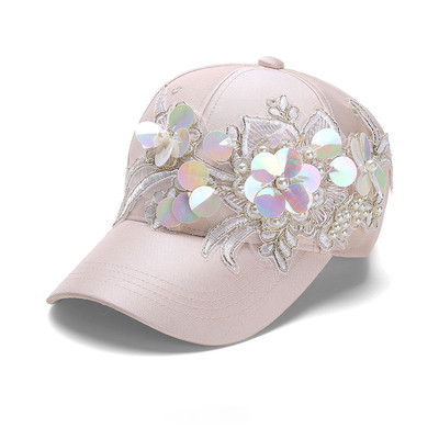 Κομψό καπέλο με πούλιες και κεντήματα σε δύο χρώματα