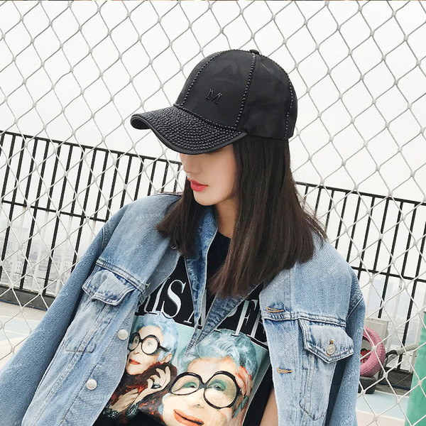 Modern női sapka napellenzővel és díszkövekkel három színben