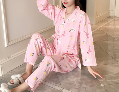 Γυναικείες πιτζάμες με εκτυπώσεις  από ελαφρύ ύφασμα σε διάφορα χρώματα