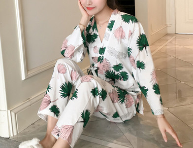 Γυναικείες πιτζάμες με εκτυπώσεις  από ελαφρύ ύφασμα σε διάφορα χρώματα