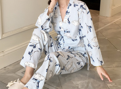 Γυναικείες πιτζάμες με εκτυπώσεις  από ελαφρύ ύφασμα σε διάφορα χρώματα