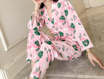 Γυναικείες πιτζάμες με εκτυπώσεις  από ελαφρύ ύφασμα σε διάφορα χρώματα