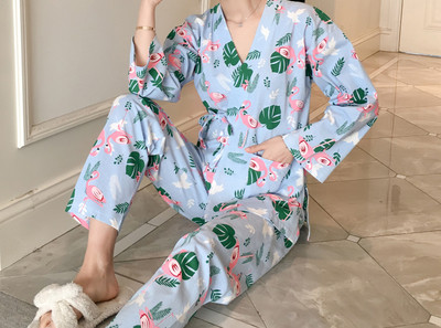 Γυναικείες πιτζάμες με εκτυπώσεις  από ελαφρύ ύφασμα σε διάφορα χρώματα