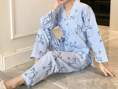 Γυναικείες πιτζάμες με εκτυπώσεις  από ελαφρύ ύφασμα σε διάφορα χρώματα