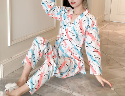 Γυναικείες πιτζάμες με εκτυπώσεις  από ελαφρύ ύφασμα σε διάφορα χρώματα