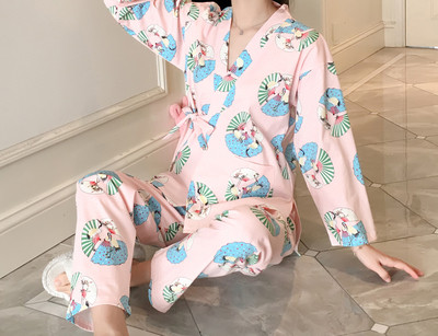 Γυναικείες πιτζάμες με εκτυπώσεις  από ελαφρύ ύφασμα σε διάφορα χρώματα