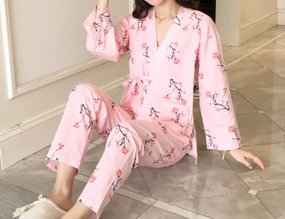 Γυναικείες πιτζάμες με εκτυπώσεις  από ελαφρύ ύφασμα σε διάφορα χρώματα