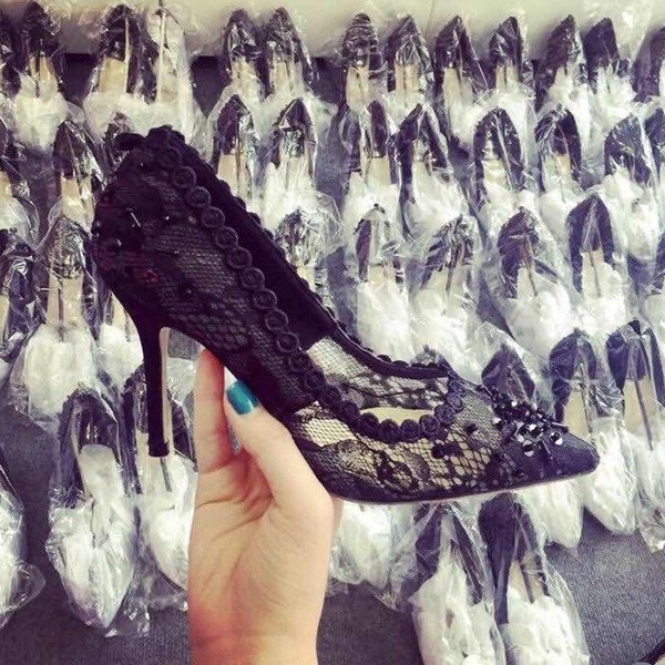 Vékony sarkú női csipkecipő, gyöngyökkel díszítve