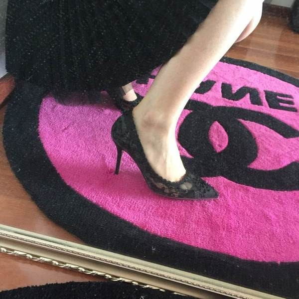 Vékony sarkú női csipkecipő, gyöngyökkel díszítve