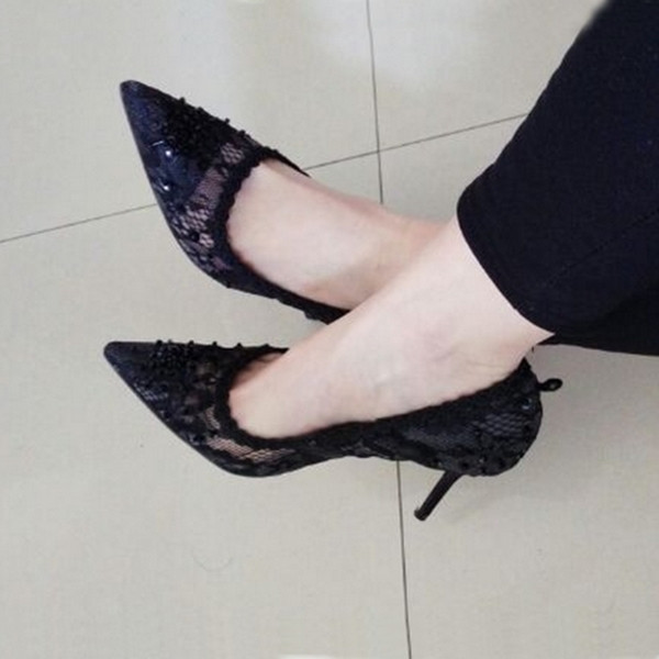 Vékony sarkú női csipkecipő, gyöngyökkel díszítve