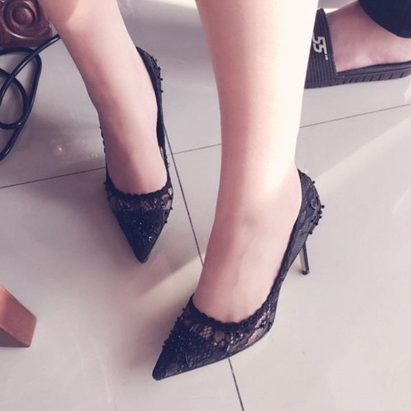 Vékony sarkú női csipkecipő, gyöngyökkel díszítve