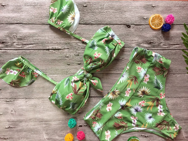 Női fürdőruha virágmintás, magas derekú bikinivel