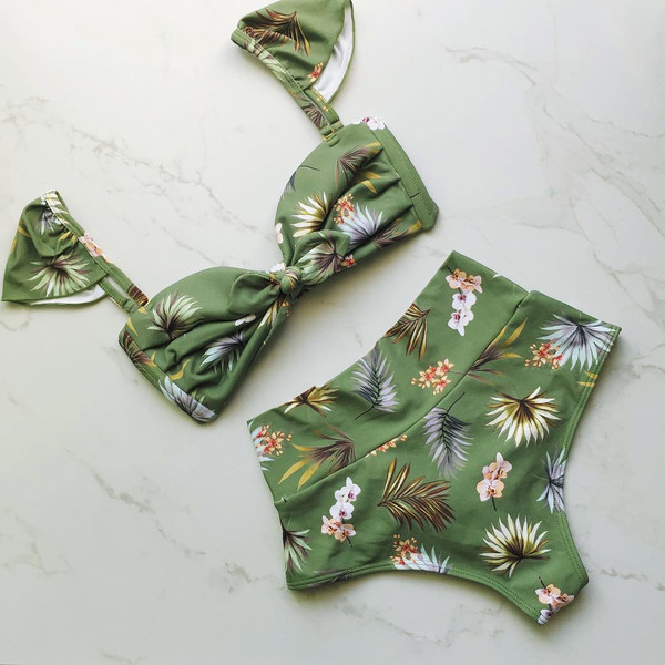 Női fürdőruha virágmintás, magas derekú bikinivel