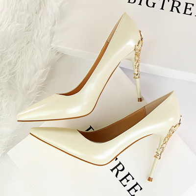 Pantofi eleganti de dama cu toc in trei modele cu elemente metalice