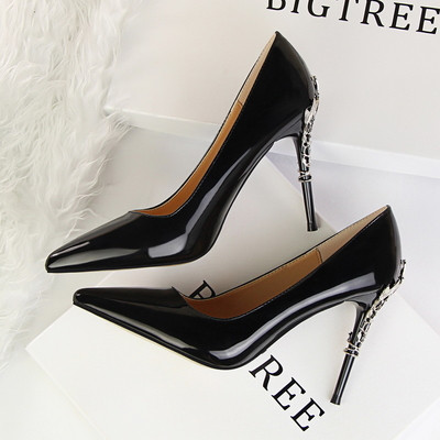 Pantofi eleganti de dama cu toc in trei modele cu elemente metalice