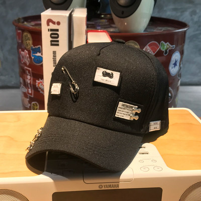 Γυναικείό αθλητικό καπέλο με εκτύπωση και μεταλλική διακόσμηση σε λευκό και μαύρο χρώμα