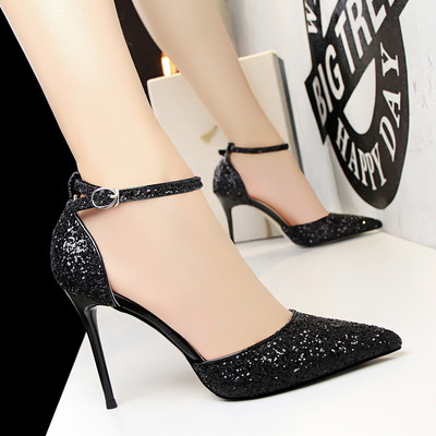 Κομψά γυναικεία παπούτσια σε διάφορα χρώματα με έναν ιμάντα γύρω από τον αστράγαλο