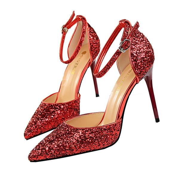 Κομψά γυναικεία παπούτσια σε διάφορα χρώματα με έναν ιμάντα γύρω από τον αστράγαλο