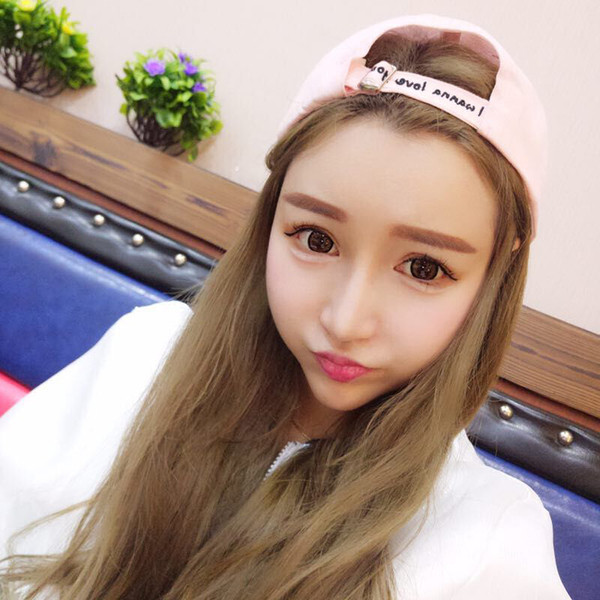 O pălărie simplă de damă cu vizor cu inscripție în trei culori