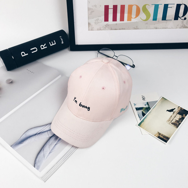 O pălărie simplă de damă cu vizor cu inscripție în trei culori