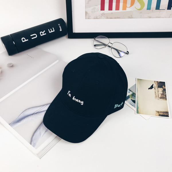 O pălărie simplă de damă cu vizor cu inscripție în trei culori