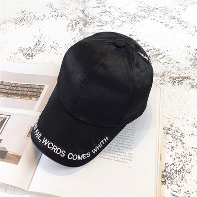 Μοντέρνο καπέλο με γείσο και  επιγραφή σε πέντε χρώματα