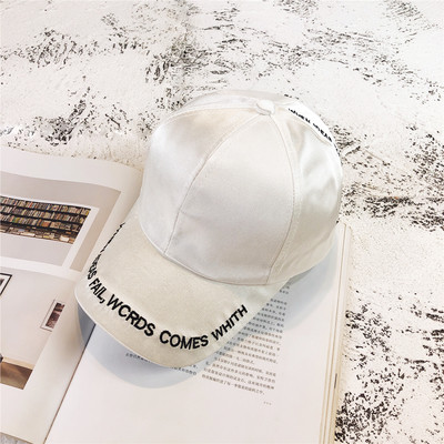 Μοντέρνο καπέλο με γείσο και  επιγραφή σε πέντε χρώματα