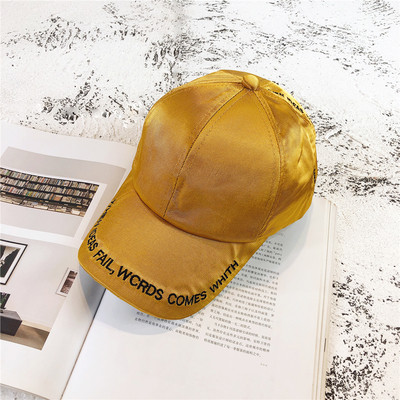 Μοντέρνο καπέλο με γείσο και  επιγραφή σε πέντε χρώματα