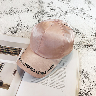 Μοντέρνο καπέλο με γείσο και  επιγραφή σε πέντε χρώματα