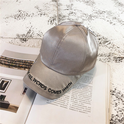 Μοντέρνο καπέλο με γείσο και  επιγραφή σε πέντε χρώματα