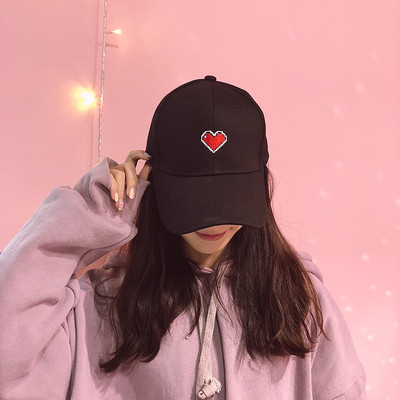 Γυναικέιο αθλητικό καπέλο με γείσο  με επίστρωση και μίνι εφαρμοσμένη καρδιά σε τρία χρώματα