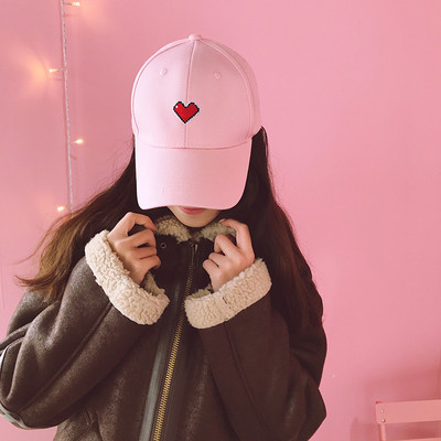 Γυναικέιο αθλητικό καπέλο με γείσο  με επίστρωση και μίνι εφαρμοσμένη καρδιά σε τρία χρώματα