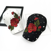 Palarie eleganta de dama cu viziera cu broderii frumoase si pietre in mai multe culori