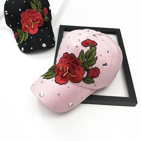 Palarie eleganta de dama cu viziera cu broderii frumoase si pietre in mai multe culori