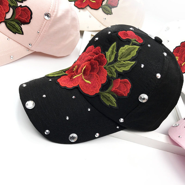 Palarie eleganta de dama cu viziera cu broderii frumoase si pietre in mai multe culori