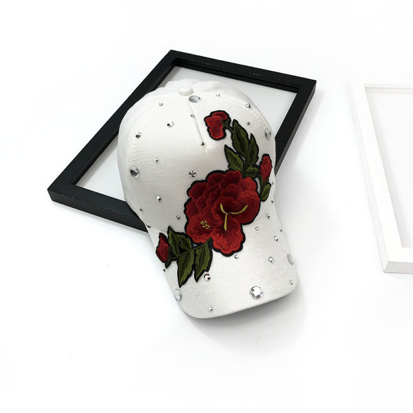 Palarie eleganta de dama cu viziera cu broderii frumoase si pietre in mai multe culori