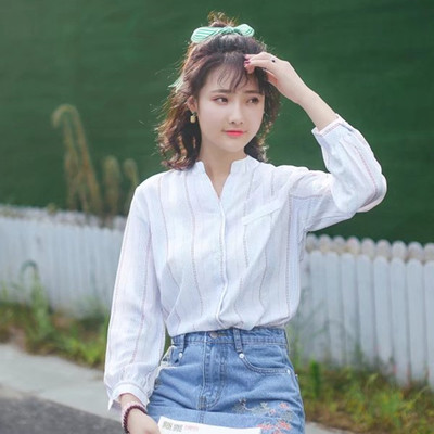 Απαλό γυναικείο πουκάμισο με ντεκολτέ σε σχήμα V σε δύο χρώματα